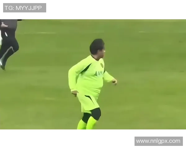 足球明星身材照大赏：展现运动员完美身形与健美体态的时刻