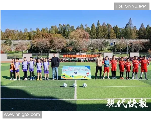 足球球星华丽触球瞬间展现技艺与团队精神之完美结合