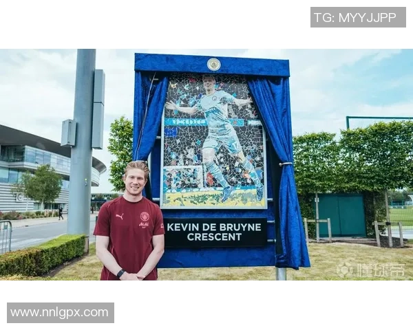 足球界八大传奇球星画像解析 揭秘他们的辉煌时刻与成就